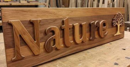 Thiết kế bảng hiệu bằng gỗ